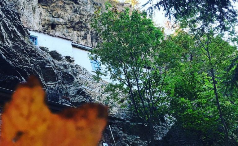 Разбоишки манастир “Въведение Богородично” – духовна атмосфера от миналото, сгушена сред гори и скали