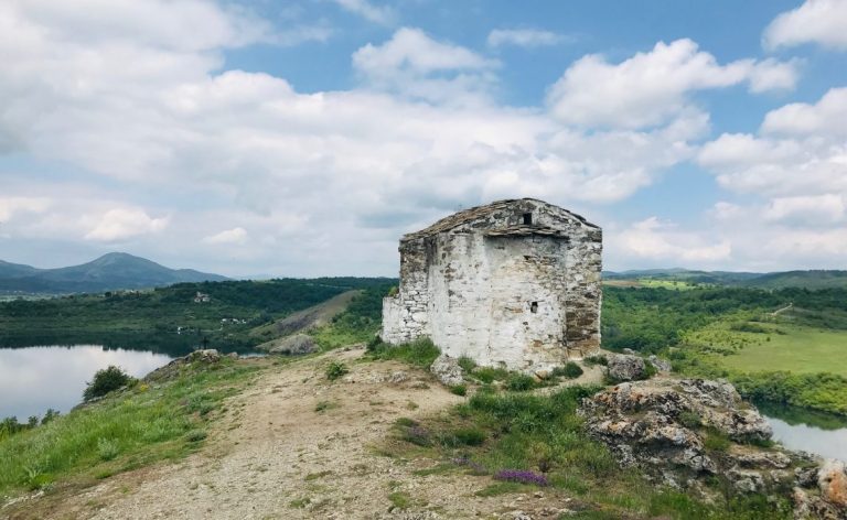 Приказната мистичност на Параклис “Свети Йоан Летни”, язовир Пчелина и едно потопено село